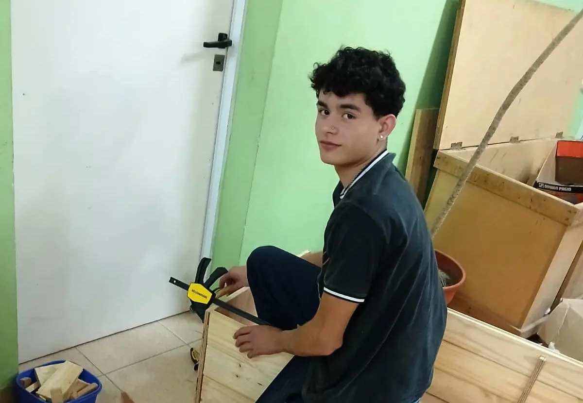 Villa Cañás: Jóvenes participan de un taller de carpintería en el marco del Programa Nueva Oportunidad