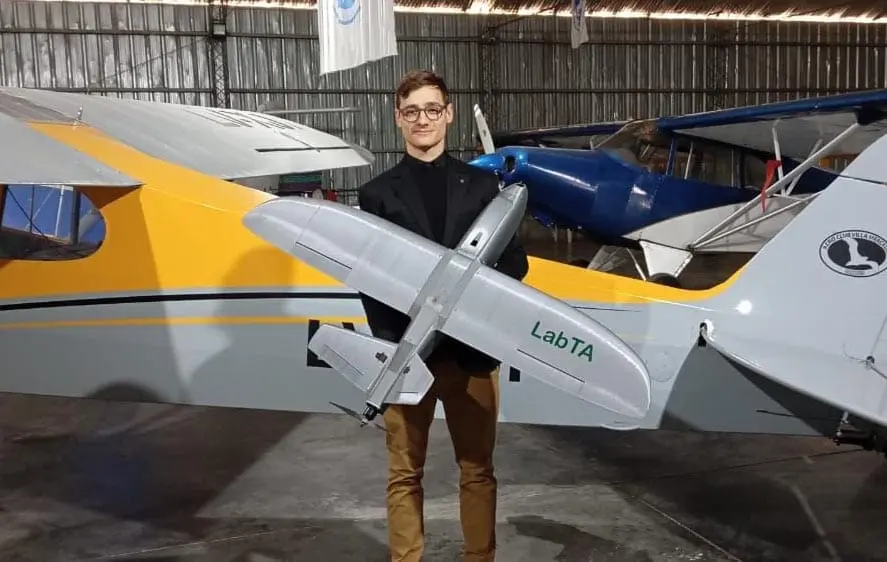 Orgullo de Villa Cañás: Joven ingeniero desarrolló un dron para monitoreo y prevención de incendios