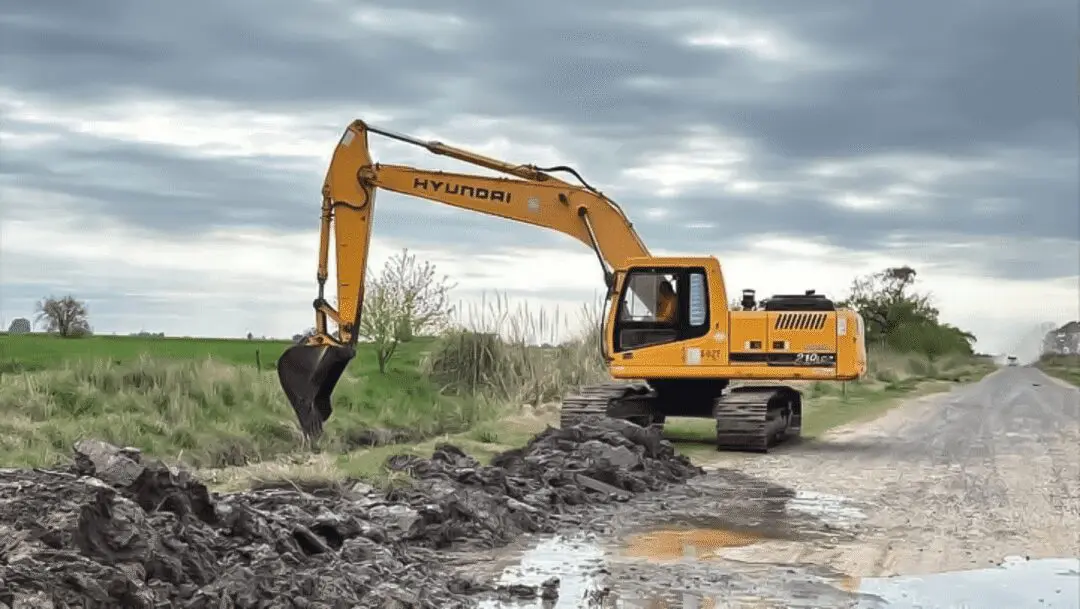 María Teresa: Avanza la limpieza de canales y la reconstrucción de caminos tras la inundación