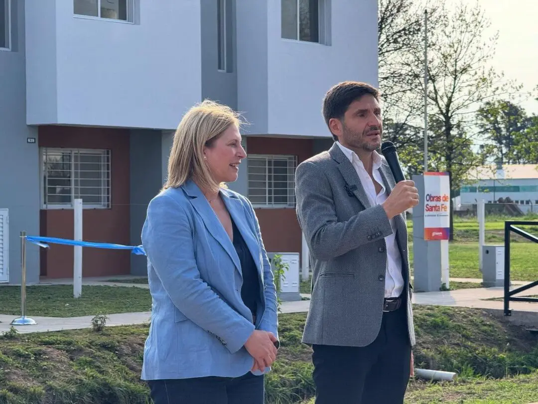 Murphy: Siete familias recibieron sus viviendas y otras siete sus escrituras