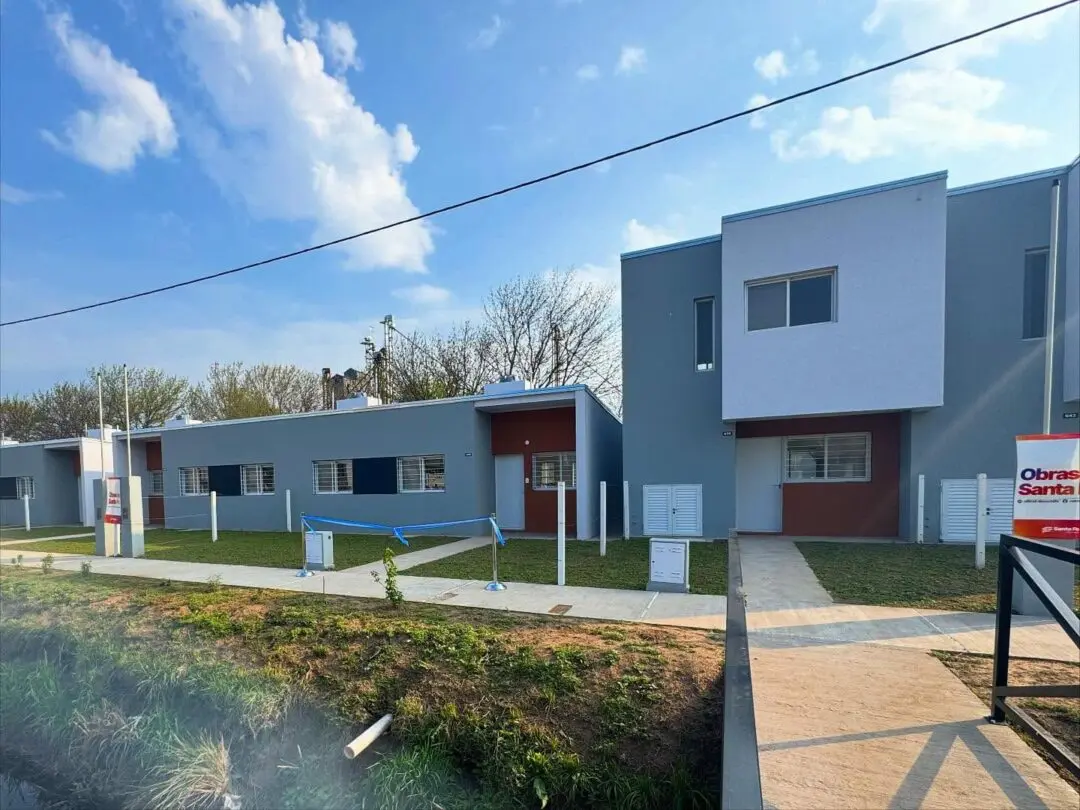 Murphy: Siete familias recibieron sus viviendas y otras siete sus escrituras