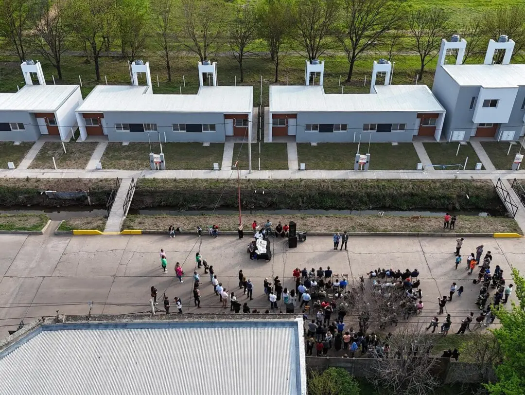 Murphy: Siete familias recibieron sus viviendas y otras siete sus escrituras