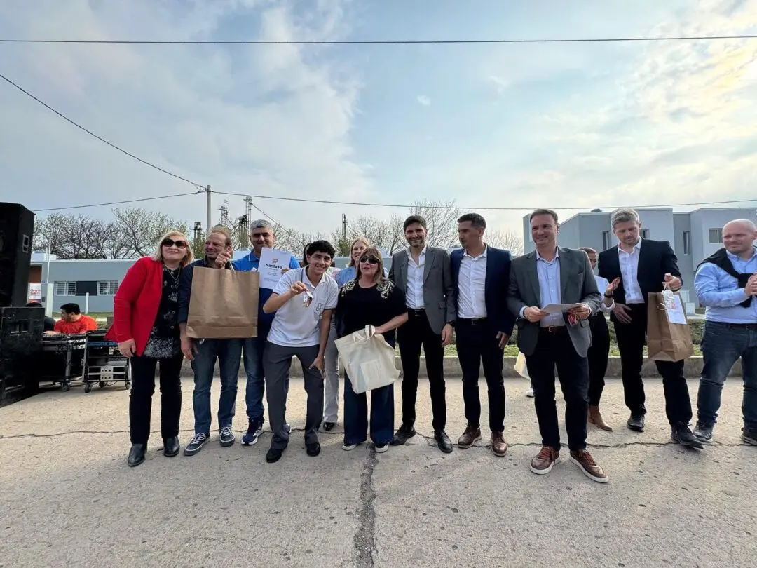 Murphy: Siete familias recibieron sus viviendas y otras siete sus escrituras