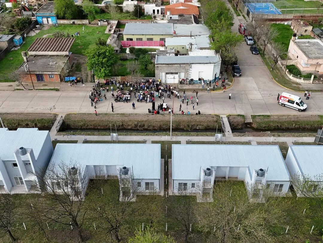 Murphy: Siete familias recibieron sus viviendas y otras siete sus escrituras