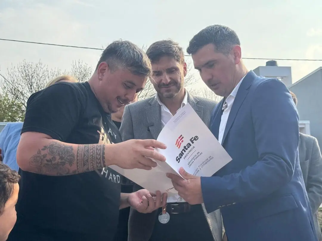 Murphy: Siete familias recibieron sus viviendas y otras siete sus escrituras