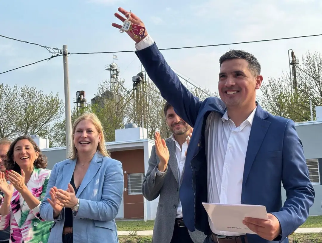 Murphy: Siete familias recibieron sus viviendas y otras siete sus escrituras