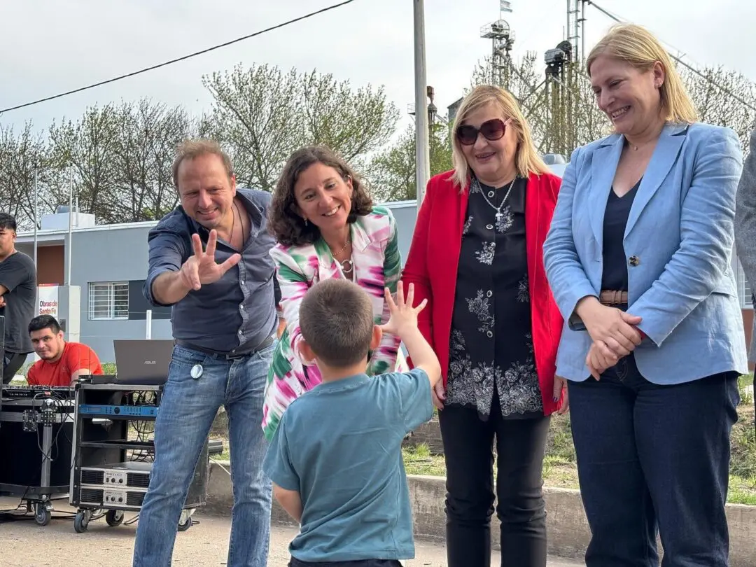 Murphy: Siete familias recibieron sus viviendas y otras siete sus escrituras