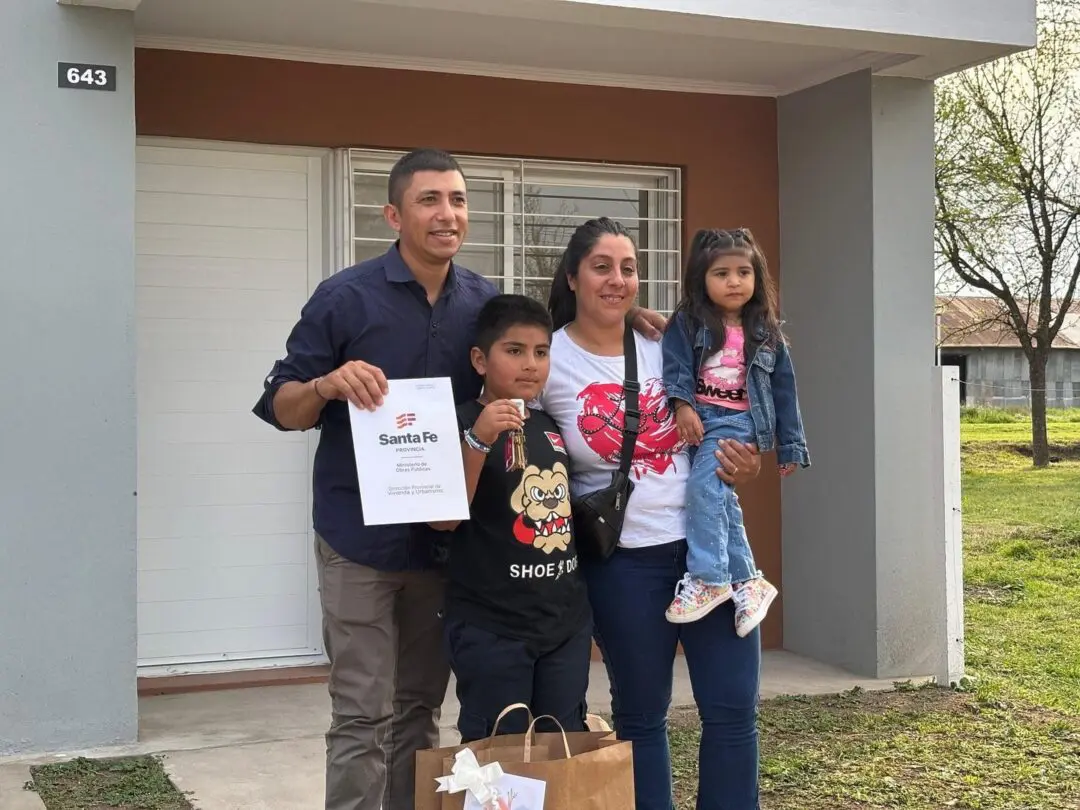 Murphy: Siete familias recibieron sus viviendas y otras siete sus escrituras