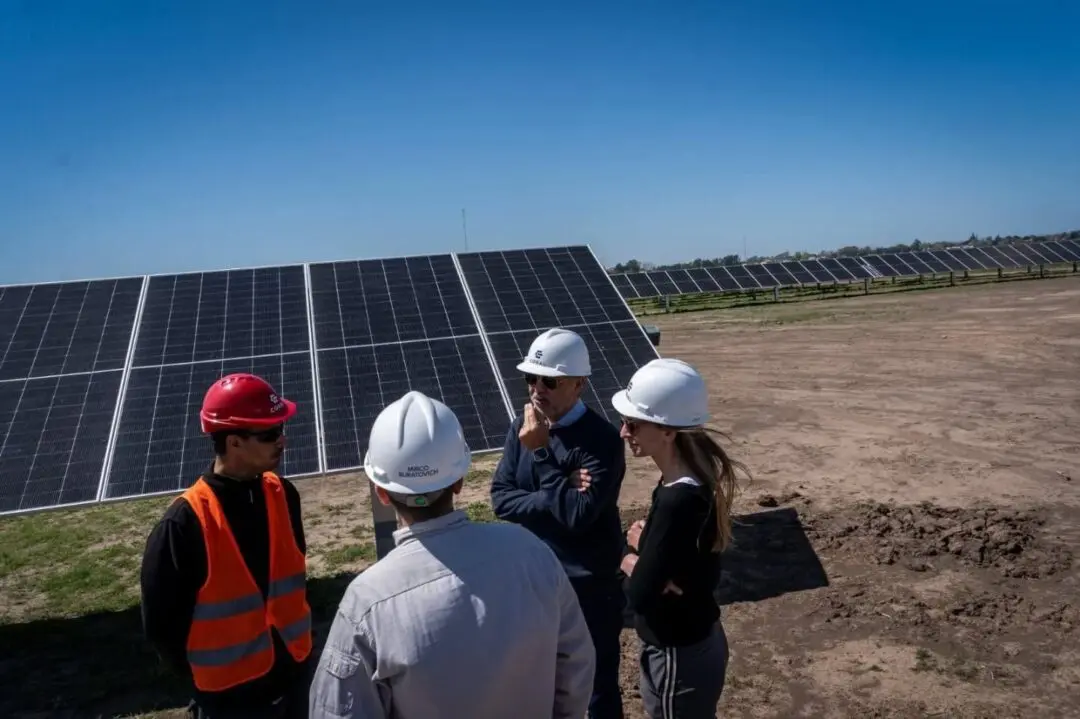 Firmat lidera el camino hacia un futuro sostenible con el primer parque solar de la región