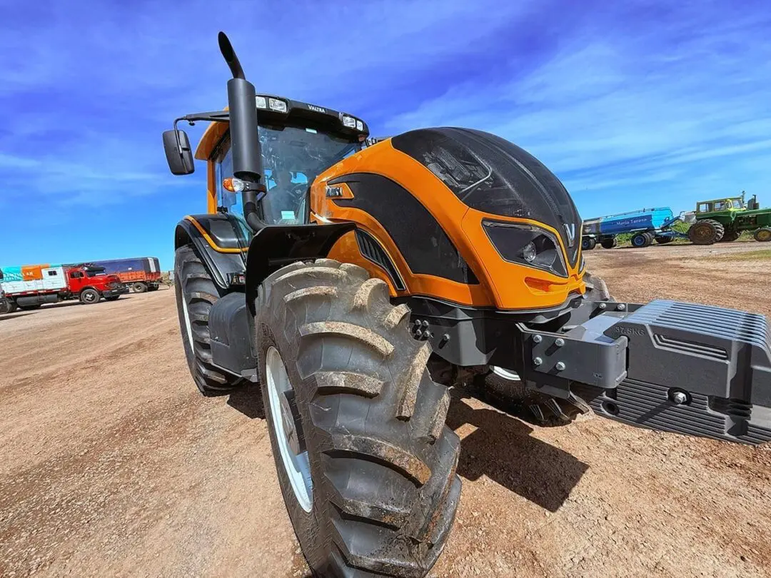 María Teresa incorporó un tractor de última generación para fortalecer el mantenimiento de los caminos rurales