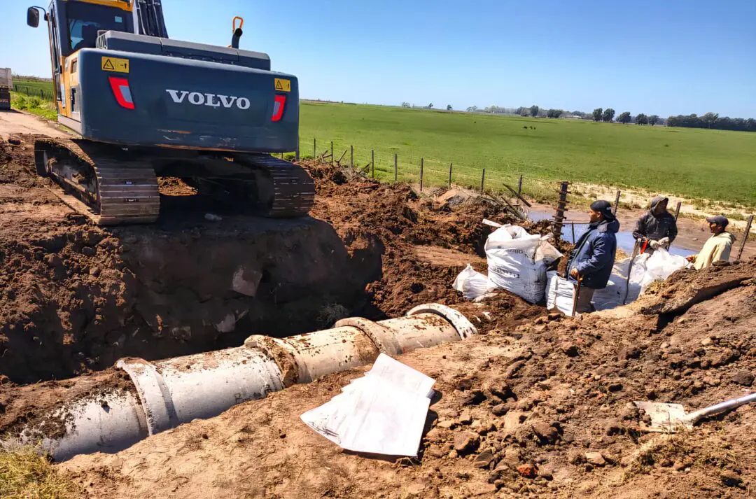 Villa Cañás: Mantenimiento de caminos rurales y colocación de tubos Villa Cañás: Mantenimiento de caminos rurales y colocación de tubos