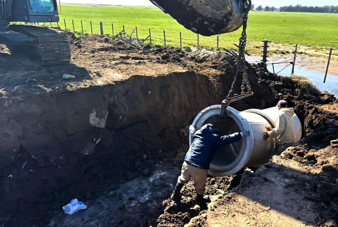 Villa Cañás: Mantenimiento de caminos rurales y colocación de tubos Villa Cañás: Mantenimiento de caminos rurales y colocación de tubos