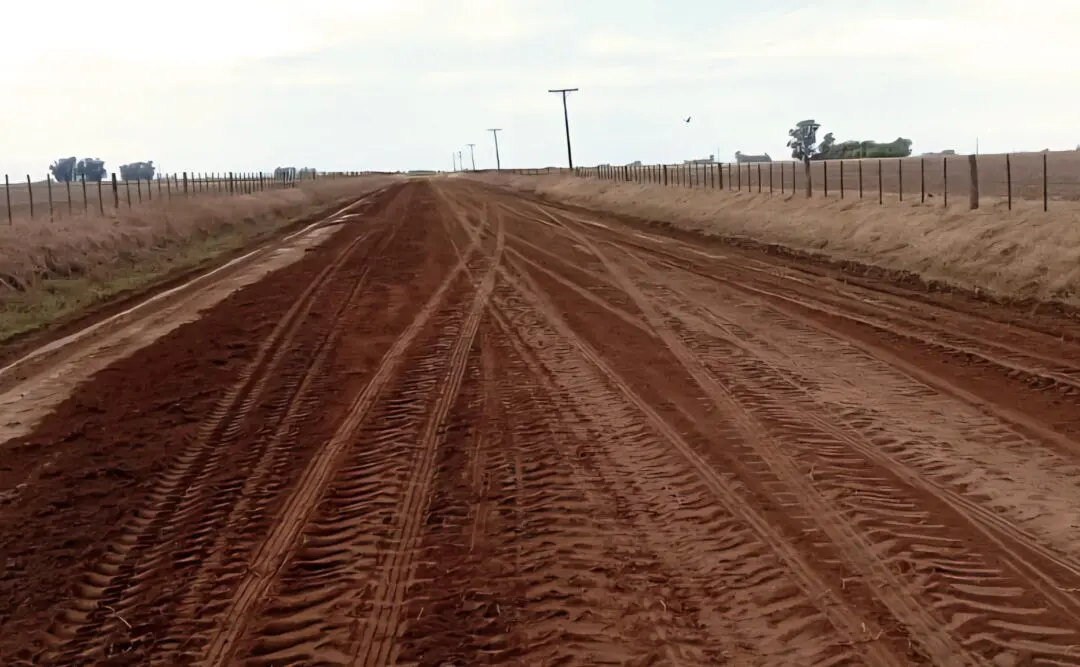 Villa Cañás: Mantenimiento de caminos rurales y colocación de tubos Villa Cañás: Mantenimiento de caminos rurales y colocación de tubos