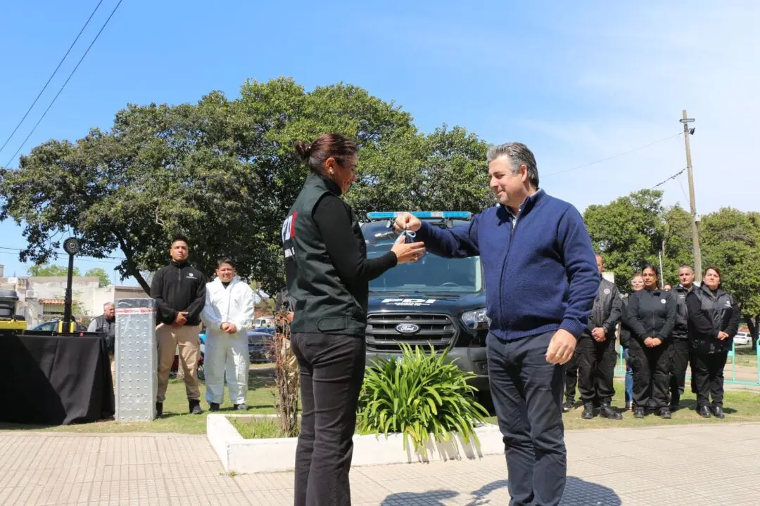 Provincia entregó pistolas Taser y un minibús para tareas de investigación en el departamento General López