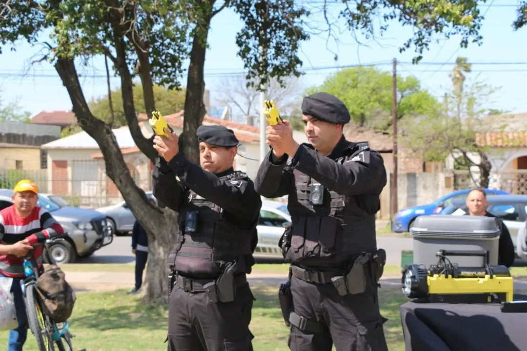Provincia entregó pistolas Taser y un minibús para tareas de investigación en el departamento General López