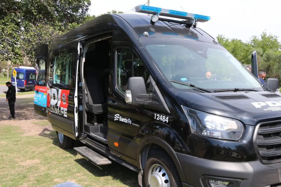 Provincia entregó pistolas Taser y un minibús para tareas de investigación en el departamento General López