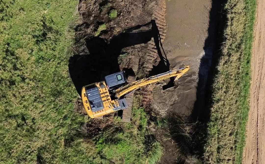 Santa Isabel: La Comuna avanza con la limpieza de canales para prevenir anegamientos