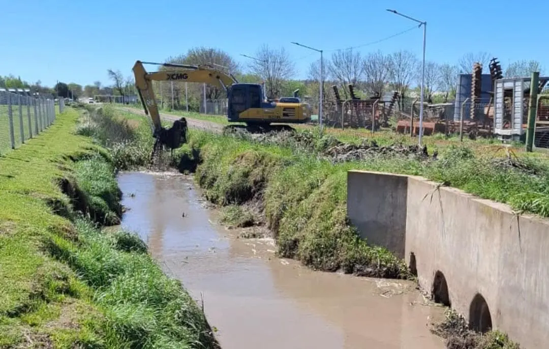 Santa Isabel: La Comuna avanza con la limpieza de canales para prevenir anegamientos Santa Isabel: La Comuna avanza con la limpieza de canales para prevenir anegamientos