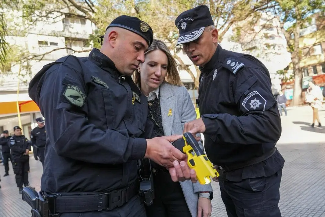 La Policía de Santa Fe comenzó a utilizar pistolas Taser como parte de su nuevo equipamiento