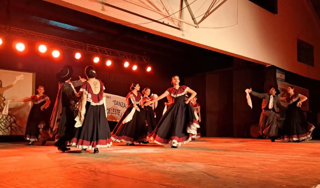 Villa Cañás celebró con orgullo el 33° Encuentro de Danzas en Celeste y Blanco Villa Cañás celebró con orgullo el 33° Encuentro de Danzas en Celeste y Blanco