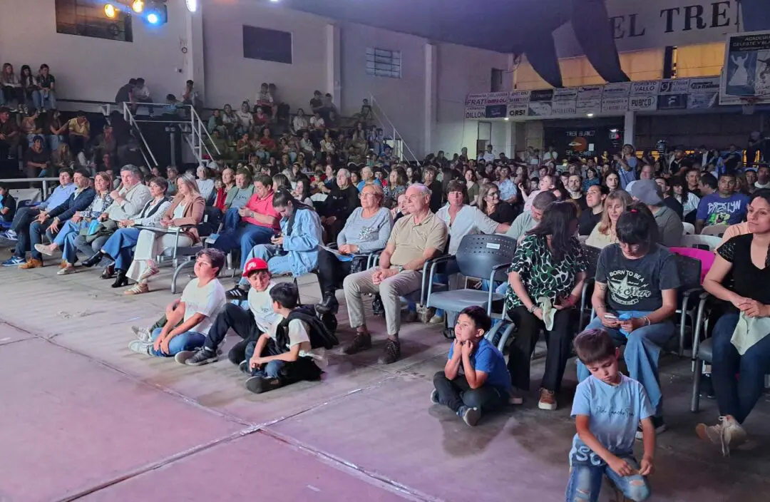 Villa Cañás celebró con orgullo el 33° Encuentro de Danzas en Celeste y Blanco Villa Cañás celebró con orgullo el 33° Encuentro de Danzas en Celeste y Blanco