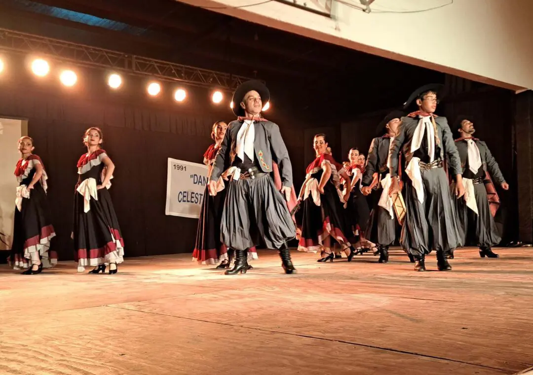 Villa Cañás celebró con orgullo el 33° Encuentro de Danzas en Celeste y Blanco Villa Cañás celebró con orgullo el 33° Encuentro de Danzas en Celeste y Blanco