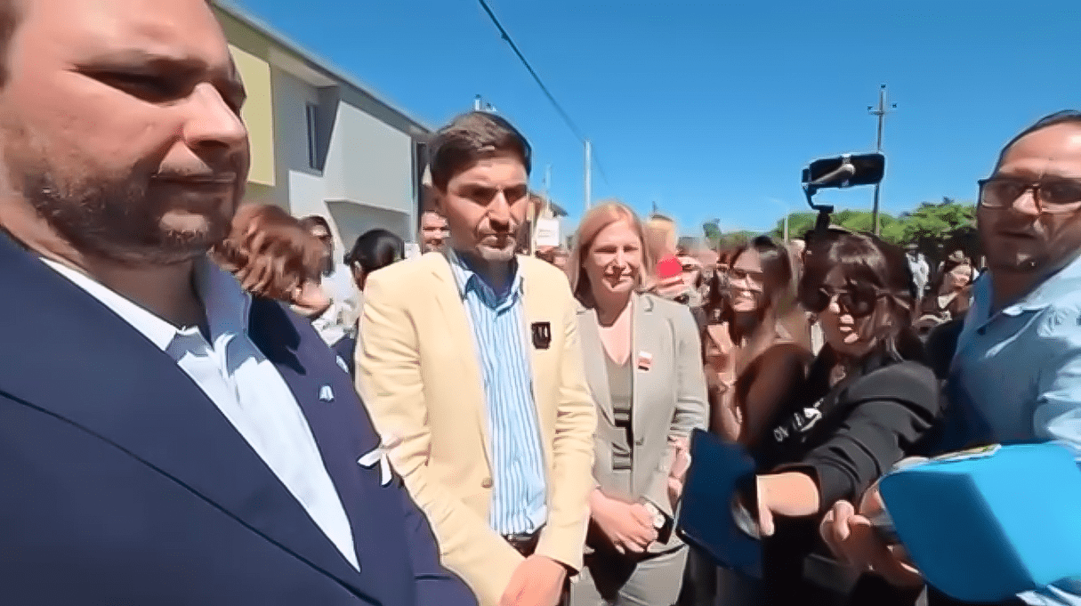 Pullaro fue increpado por una periodista y docente en medio del paro nacional docente