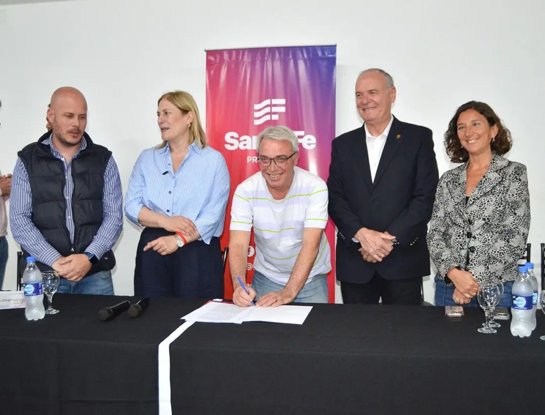 Villa Cañás: Bomberos Voluntarios y Sportsman firmaron el Programa Brigadier para obras Villa Cañás: Bomberos Voluntarios y Sportsman firmaron el Programa Brigadier para obras