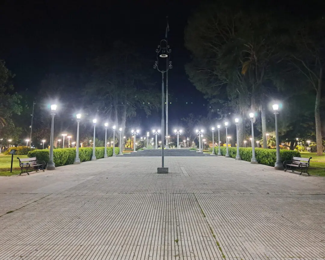 Villa Cañás: El municipio reemplazó 1.230 luminarias por tecnología LED y mejoró la iluminación de la Plaza 9 de Julio Villa Cañás: El municipio reemplazó 1.230 luminarias por tecnología LED y mejoró la iluminación de la Plaza 9 de Julio