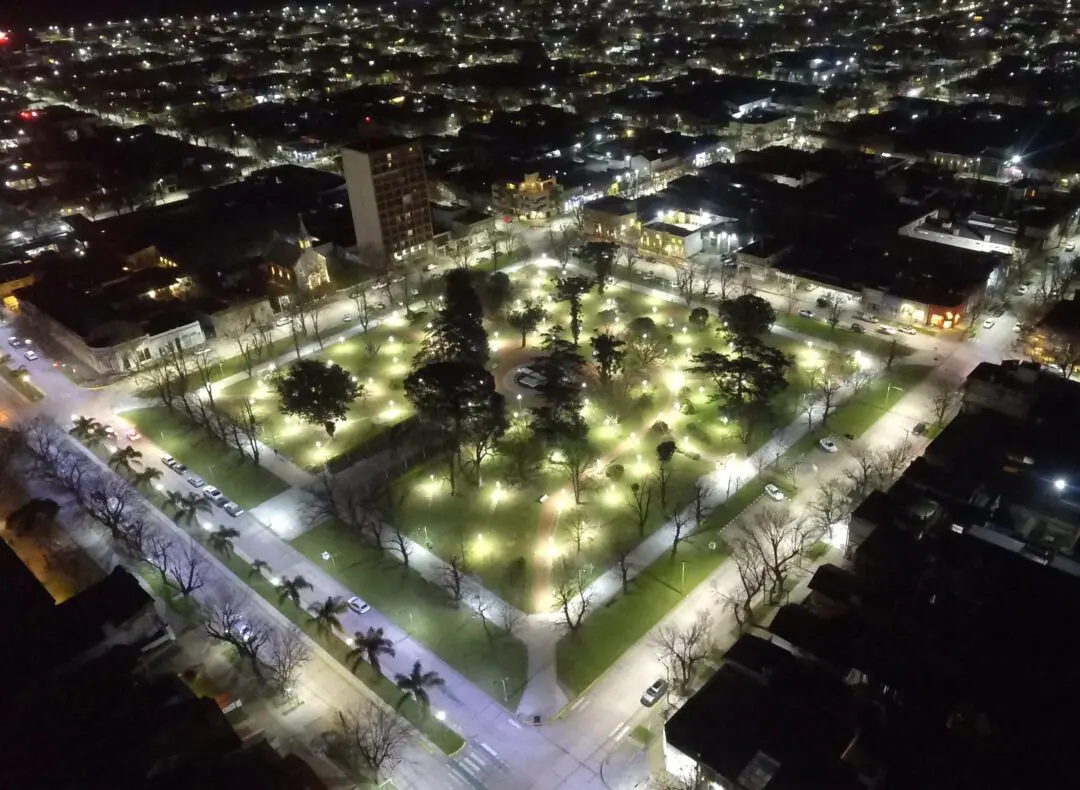 Villa Cañás: El municipio reemplazó 1.230 luminarias por tecnología LED y mejoró la iluminación de la Plaza 9 de Julio Villa Cañás reemplazó 1.230 luminarias por tecnología LED y mejoró la iluminación de la Plaza 9 de Julio