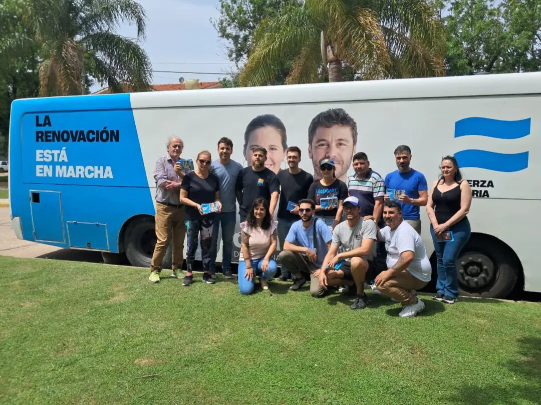El bondi de la renovación en Villa Cañás: Fuerza Patria recorre la provincia con la candidatura de Caren Tepp