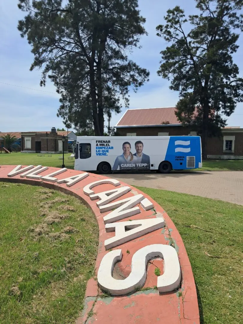 El bondi de la renovación en Villa Cañás: Fuerza Patria recorre la provincia con la candidatura de Caren Tepp