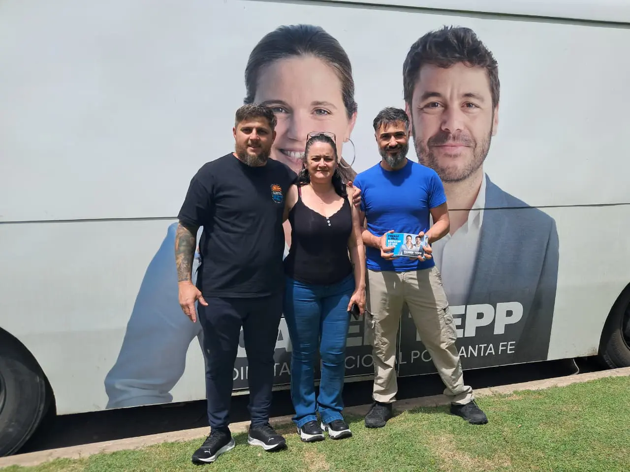 El bondi de la renovación en Villa Cañás: Fuerza Patria recorre la provincia con la candidatura de Caren Tepp