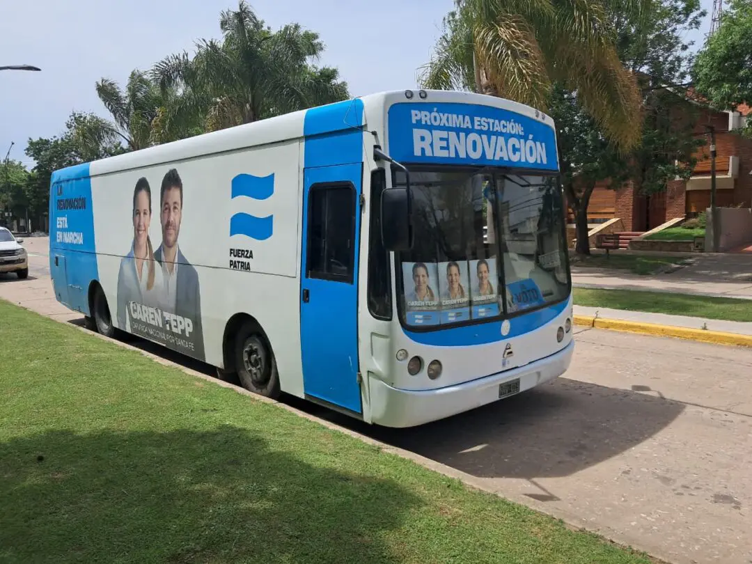 El bondi de la renovación en Villa Cañás: Fuerza Patria recorre la provincia con la candidatura de Caren Tepp