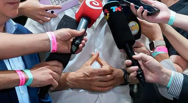 El gesto vacío del poder: Todos en pose de liderazgo, pero sin discurso