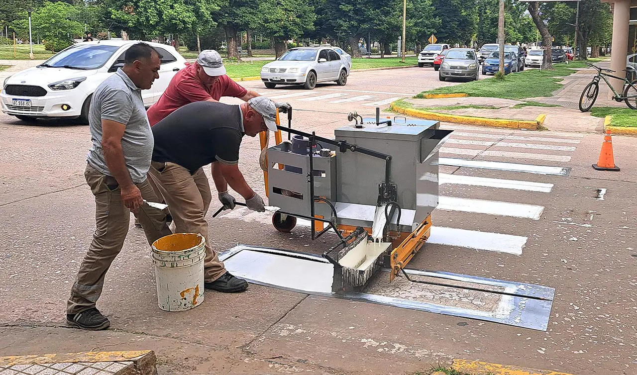 Villa Cañás: La municipalidad avanza con trabajos de pintura en sendas peatonales