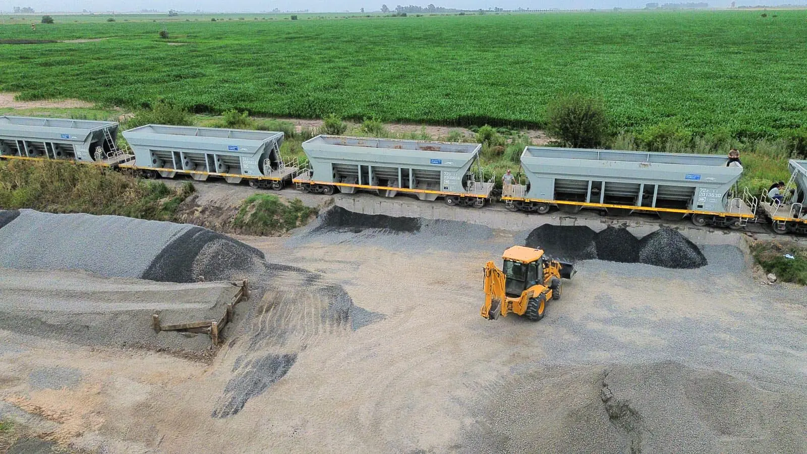 Santa Isabel y María Teresa avanzan con un operativo conjunto para mejorar caminos rurales