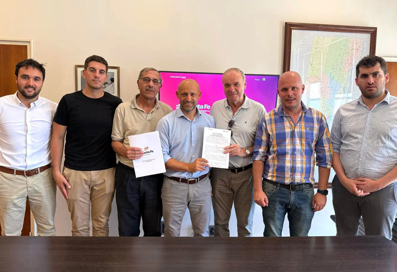 Villa Cañás: El intendente Gizzi firmó un convenio para el mejorado del camino al Balneario