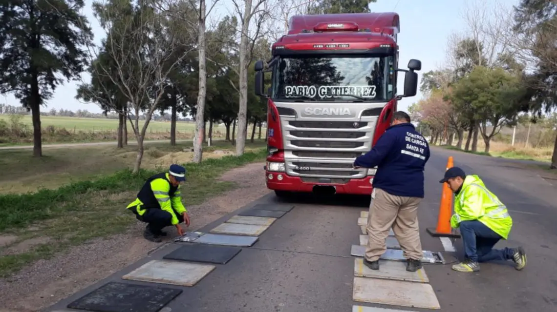 Multas de hasta $17.290.000: Santa Fe sale a castigar con fuerza a los camiones que rompen rutas