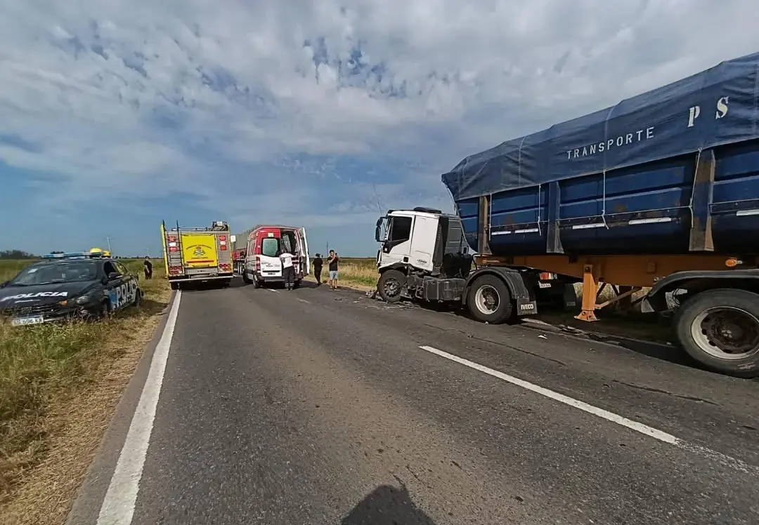 Accidente entre dos camiones en Ruta 33