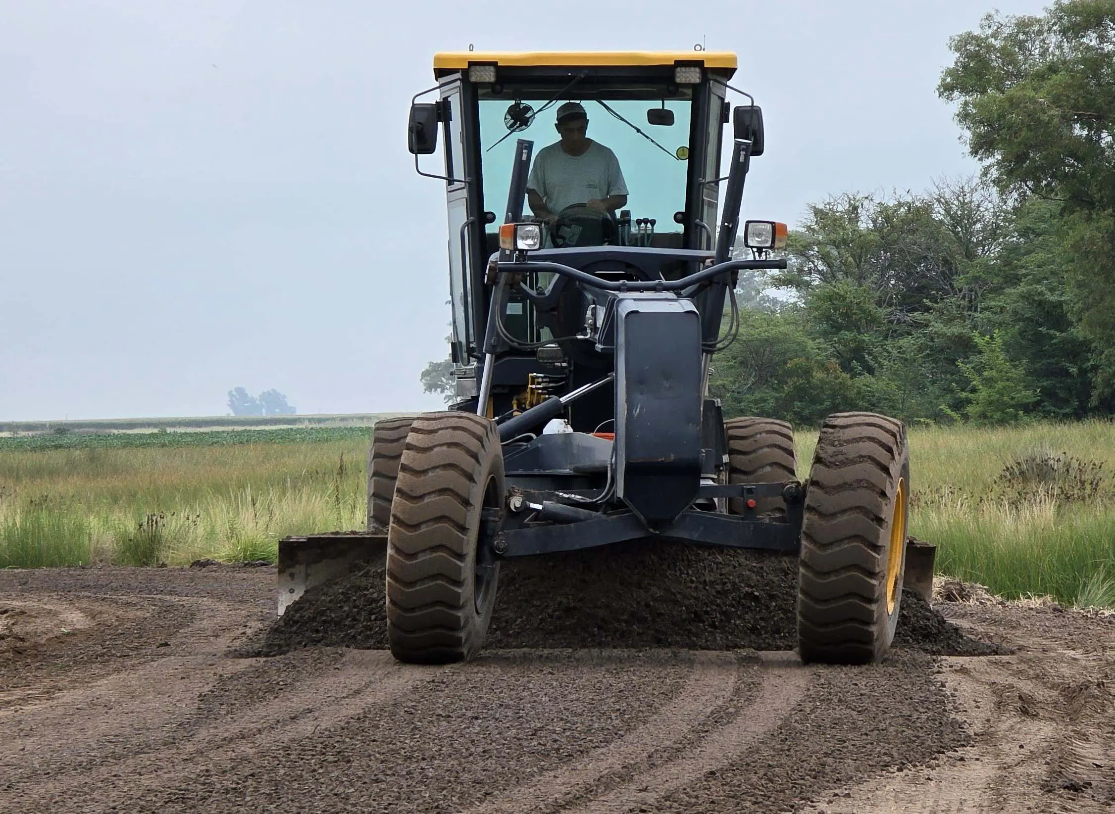Santa Isabel: Comenzó el empedrado del camino a la laguna, una obra clave para la conectividad