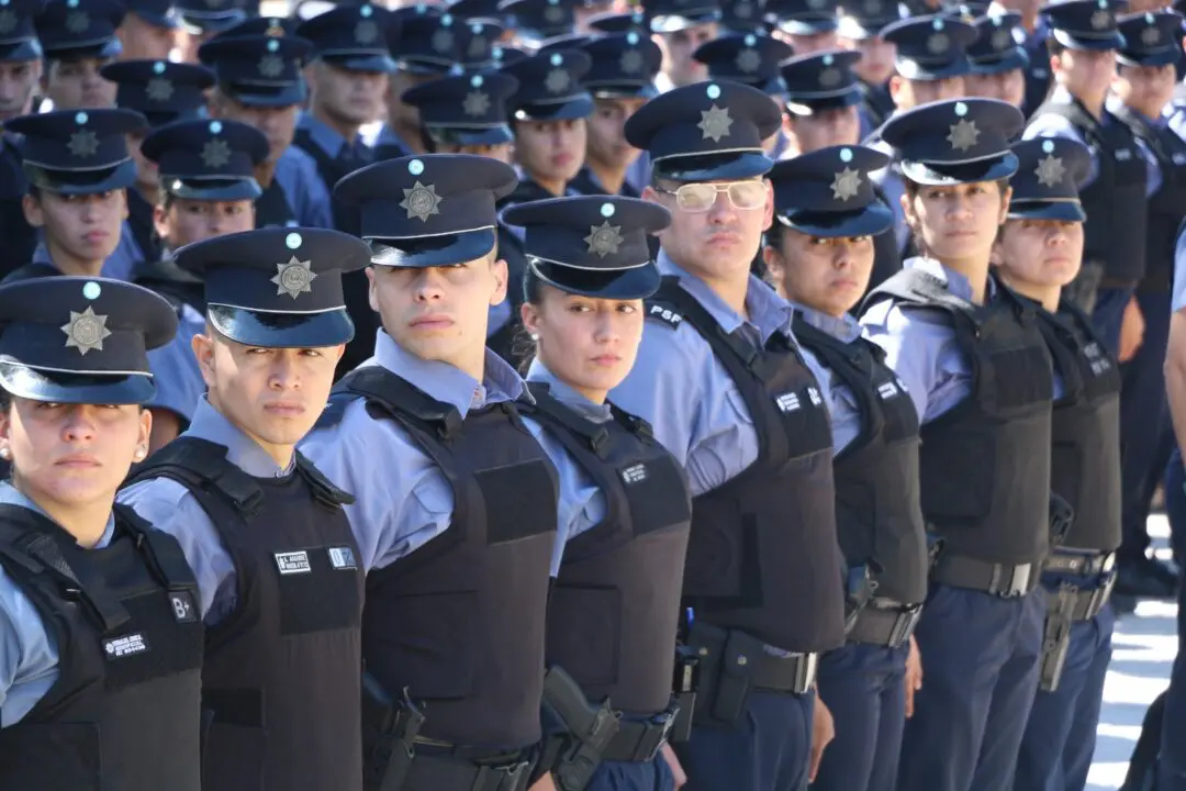 Oficializan un refuerzo salarial y mejoras laborales para el personal policial operativo