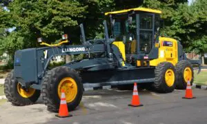Villa Cañás: Una nueva motoniveladora se suma para mejorar calles y caminos