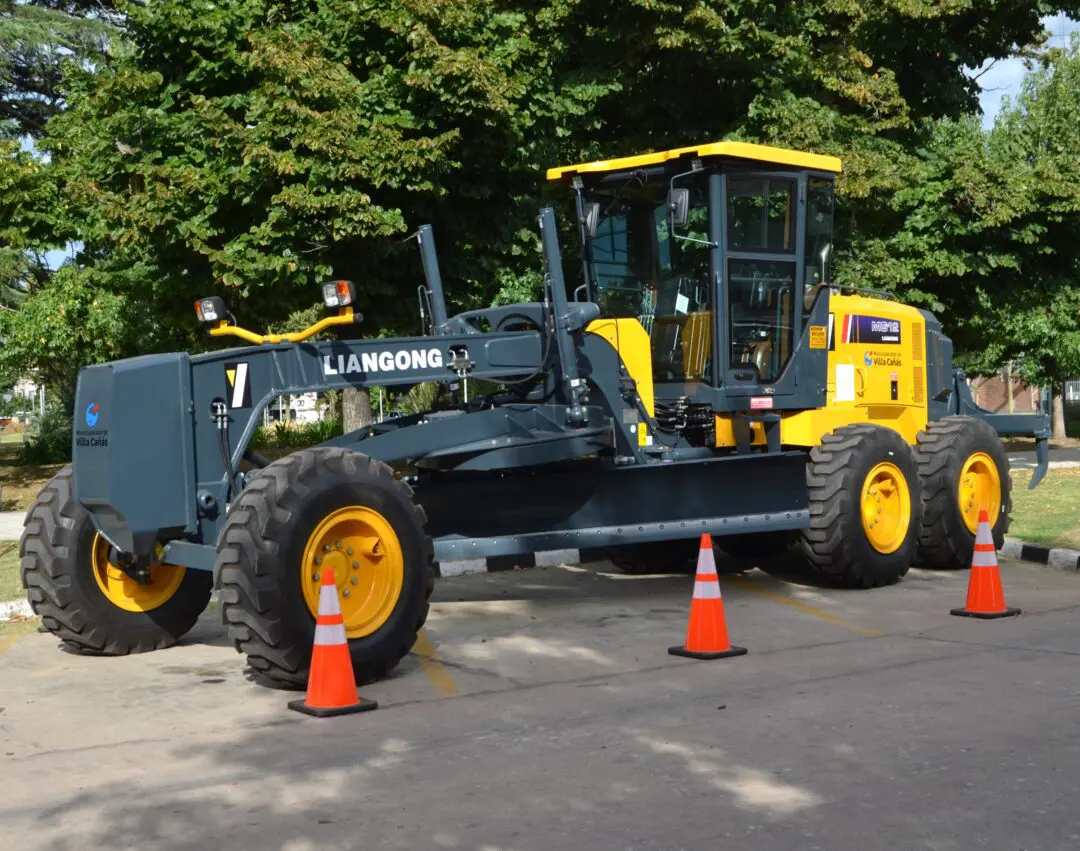 Villa Cañás: Una nueva motoniveladora se suma para mejorar calles y caminos