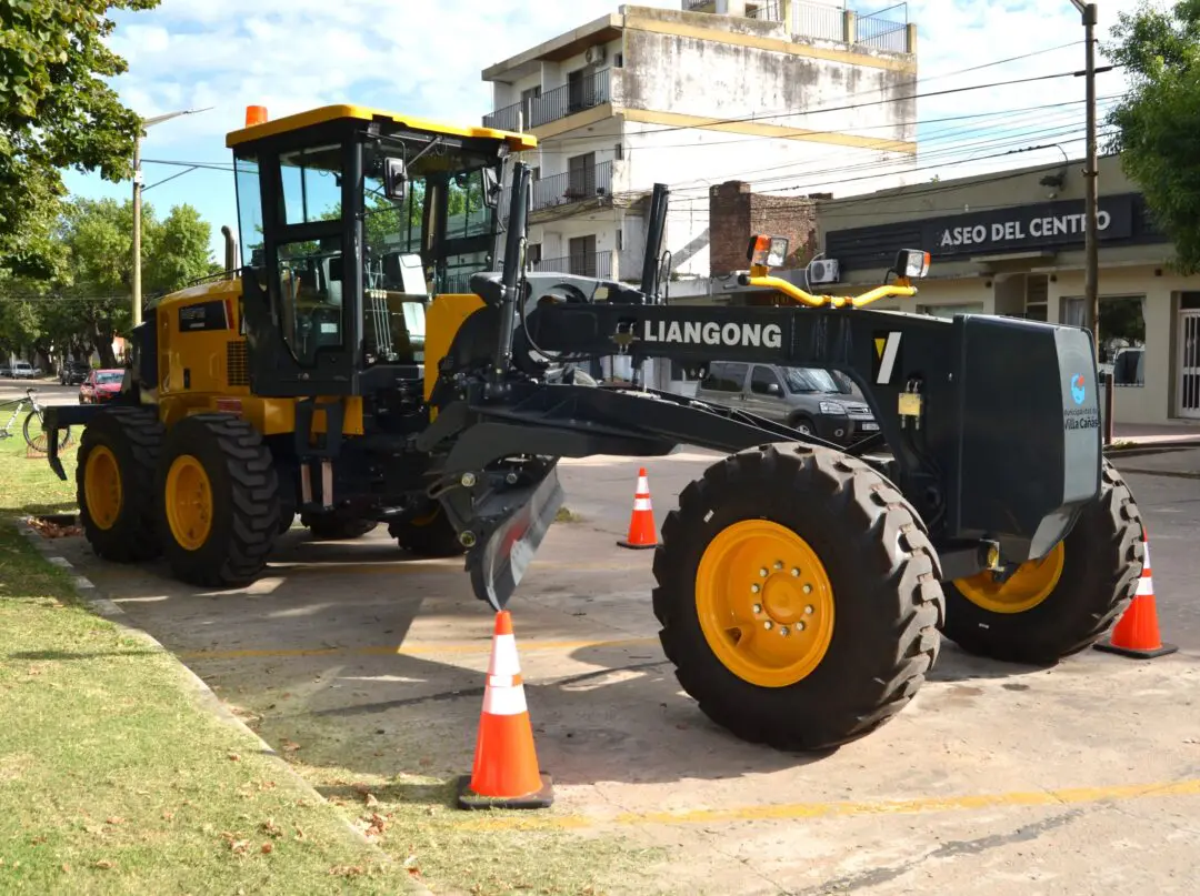 Villa Cañás: Una nueva motoniveladora se suma para mejorar calles y caminos