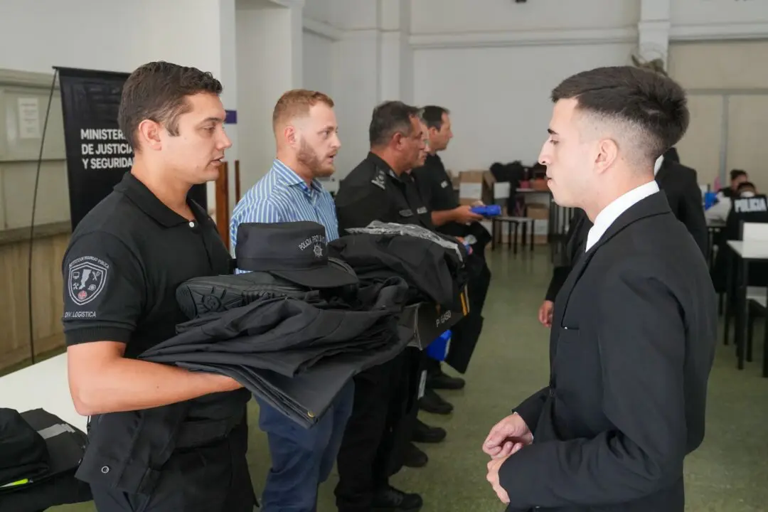Inversión inédita en seguridad: La Provincia entregó el equipamiento personal a 811 nuevos suboficiales Inversión inédita en seguridad: La Provincia entregó el equipamiento personal a 811 nuevos suboficiales