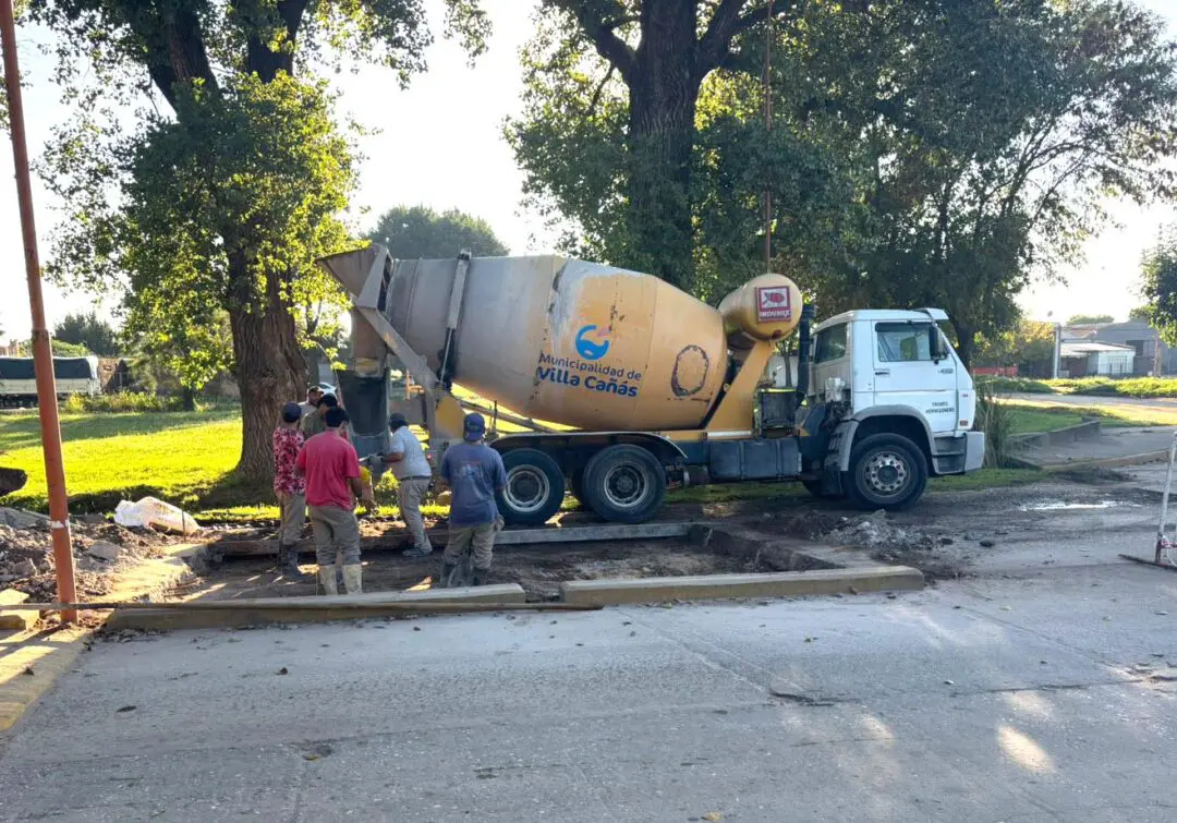 Villa Cañás: El municipio avanza con trabajos de bacheo en Avenida 51 y 64