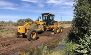 Santa Isabel y Villa Cañás coordinan tareas para mejorar el camino límite rural
