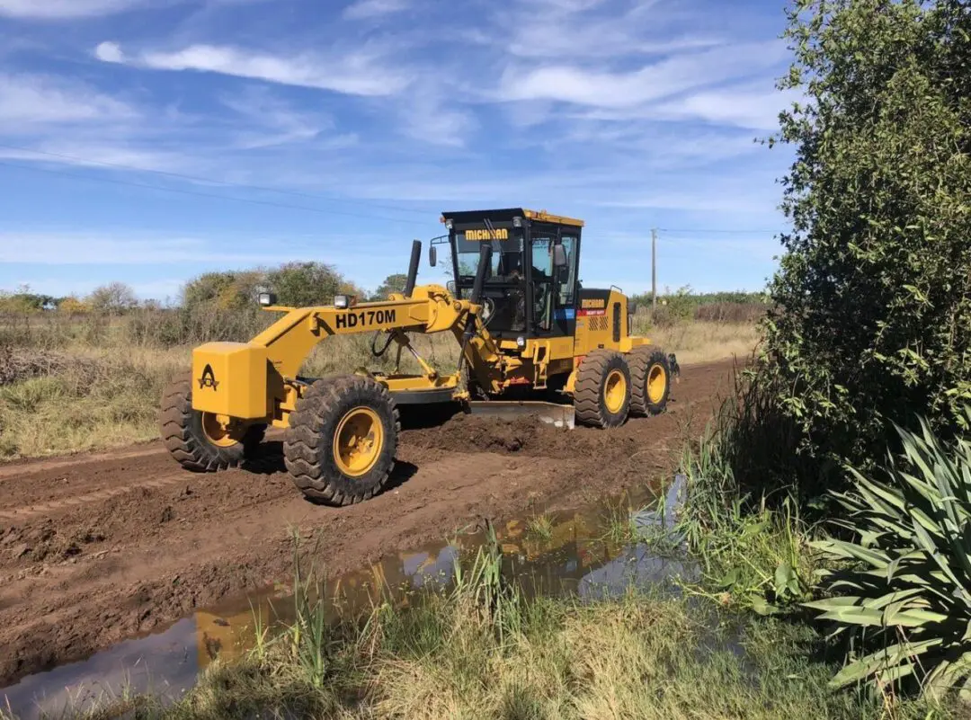Santa Isabel y Villa Cañás coordinan tareas para mejorar el camino límite rural