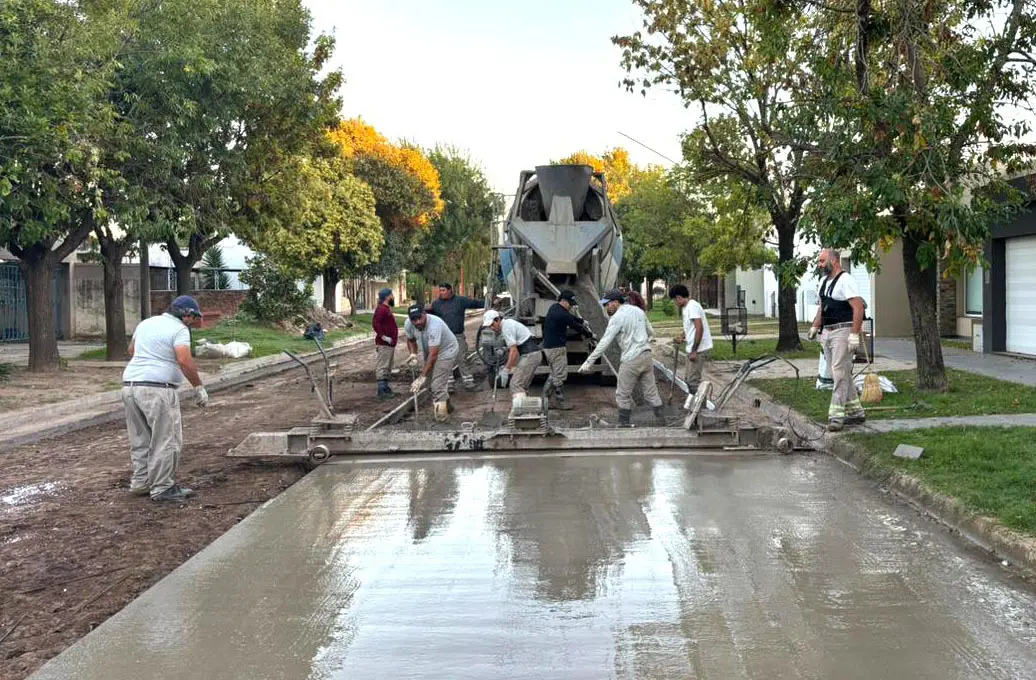 Villa Cañás: Avanzan obras de pavimento y cordón cuneta en distintos sectores de la ciudad Villa Cañás: Avanzan obras de pavimento y cordón cuneta en distintos sectores de la ciudad